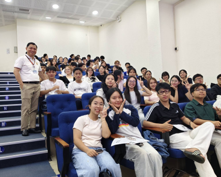TS. NGUYỄN XUÂN CHIẾN GẶP GỠ TÂN SINH VIÊN - KHOA KHOA HỌC XÃ HỘI VÀ NGHỆ THUẬT TẠI TRƯỜNG ĐẠI HỌC SÀI GÒN