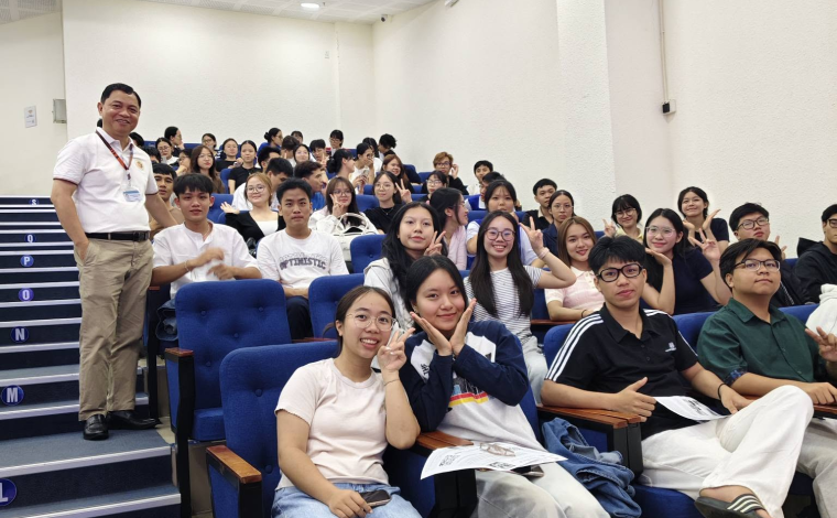TS. NGUYỄN XUÂN CHIẾN GẶP GỠ TÂN SINH VIÊN - KHOA KHOA HỌC XÃ HỘI VÀ NGHỆ THUẬT TẠI TRƯỜNG ĐẠI HỌC SÀI GÒN